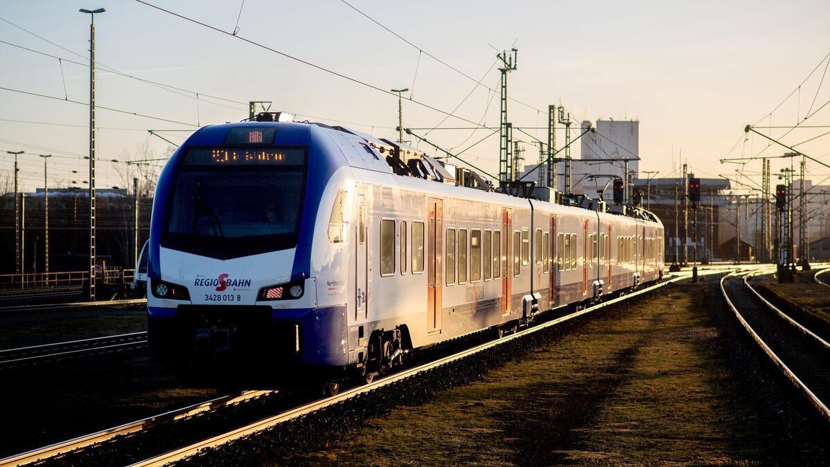 Ein Zug fährt aus einem Bahnhof. Auf der Strecke zwischen Bremen und Bremerhaven gilt in der Nacht zur Zeitumstellung ein besonderer Fahrplan – ein Zug erreicht sein Ziel offiziell vor der Abfahrtzeit.