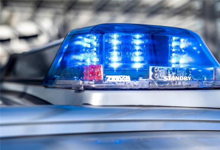 Landkreis Rotenburg: Zwei 18-Jährige sterben bei Verkehrsunfall Ein Blaulicht leuchtet auf dem Dach eines Polizeiwagens.