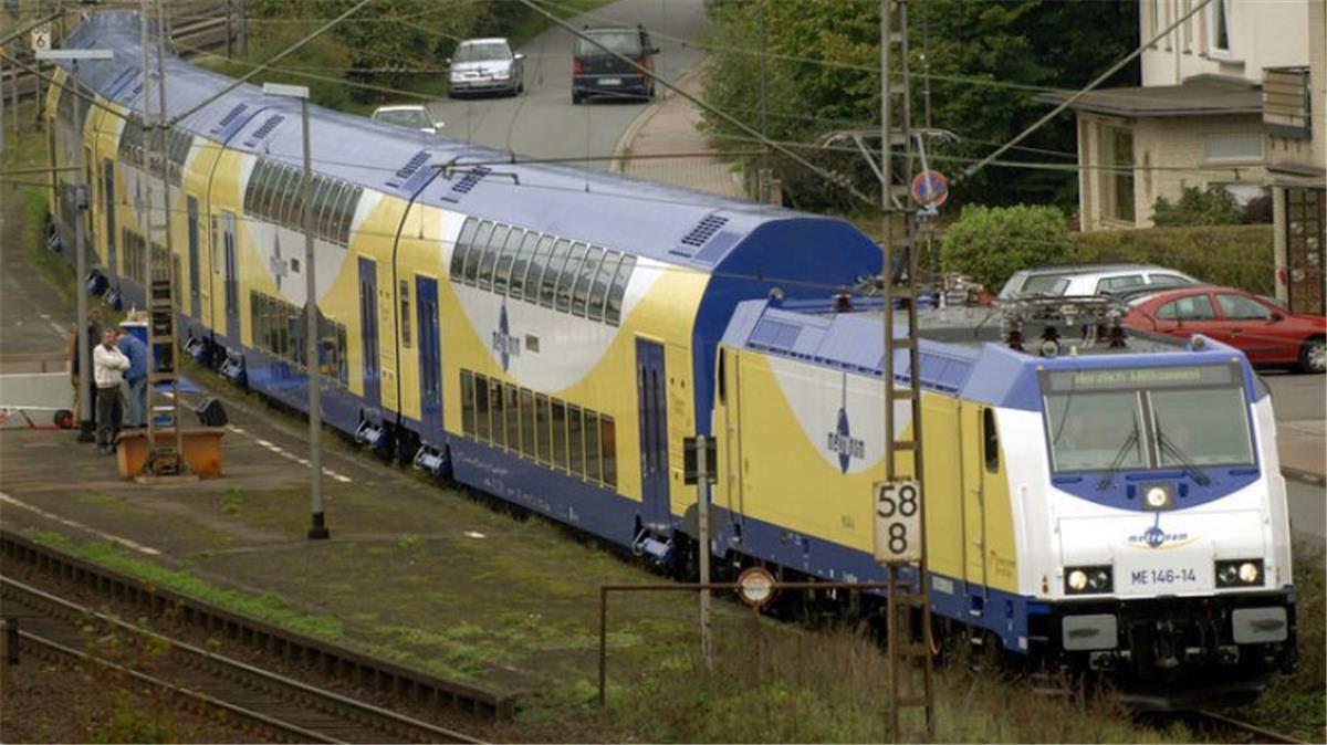 Auf der Strecke zwischen Hamburg und Bremen mussten zwei Züge bremsen. Der Grund: Ein Mann schob sein Fahrrad gefährlich nah an den Gleisen.