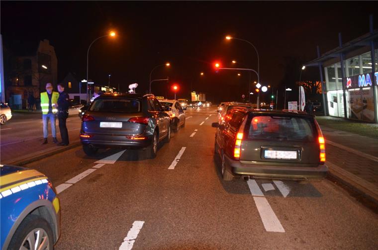 Lehe: Taxi-Fahrgäste landen nach Unfall im Krankenhaus Auf der Stresemannstraße hat es einen Unfall gegeben.
