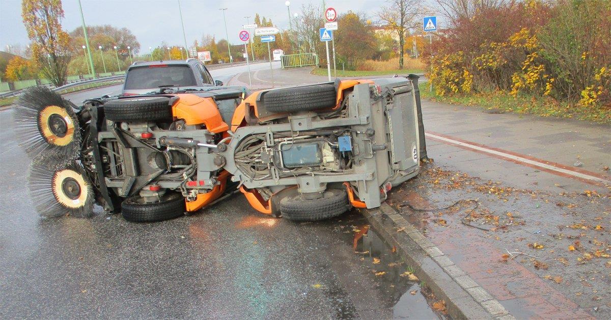 Fahrer kippt mit Kehrmaschine in Bremerhaven um Auf der Stresemannstraße in Bremerhaven-Geestemünde ist eine Kehrmaschine umgekippt.