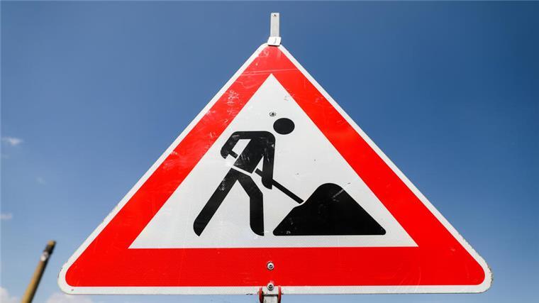 ein Schild weist auf eine Bustelle hin