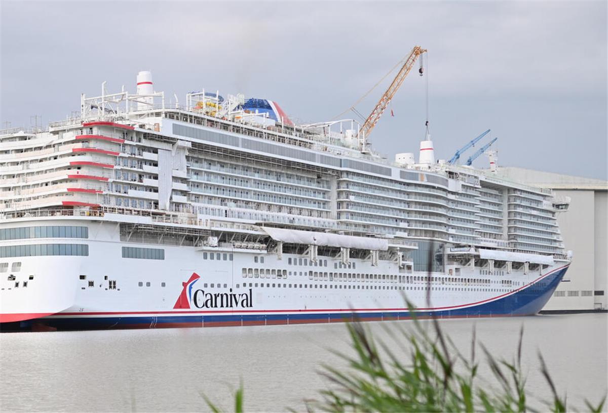 Eskalation auf See: Massenschlägerei auf Kreuzfahrtschiff Kreuzfahrtschiff «Carnival Jubilee» liegt, nach dem es das Baudock der Meyer Werft verlassen hat, im Werft-Hafen