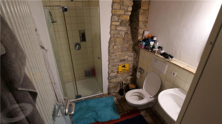 Leben in „Deutschlands kleinstem Studentenwohnheim“ Auf der untersten Etage direkt hinter der Eingangstür befindet sich das Bad.