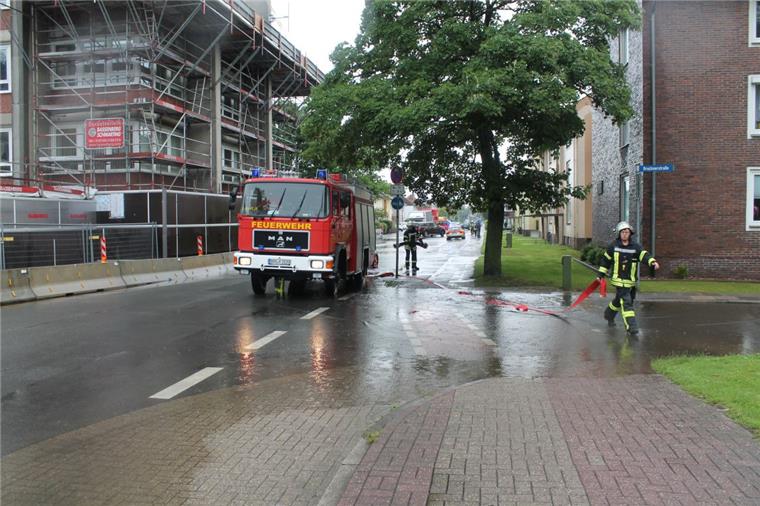 Neuer Regenrekord in Nordenham Auf der Walther-Rathenau-Straße konnte das Wasser wegen des Dauerregens nicht abfließen.