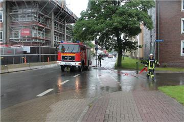 Auf der Walther-Rathenau-Straße konnte das Wasser wegen des Dauerregens nicht abfließen. 