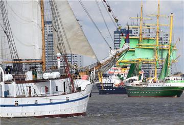 Mehrere Schiffe auf der Weser vor Bremerhaven.