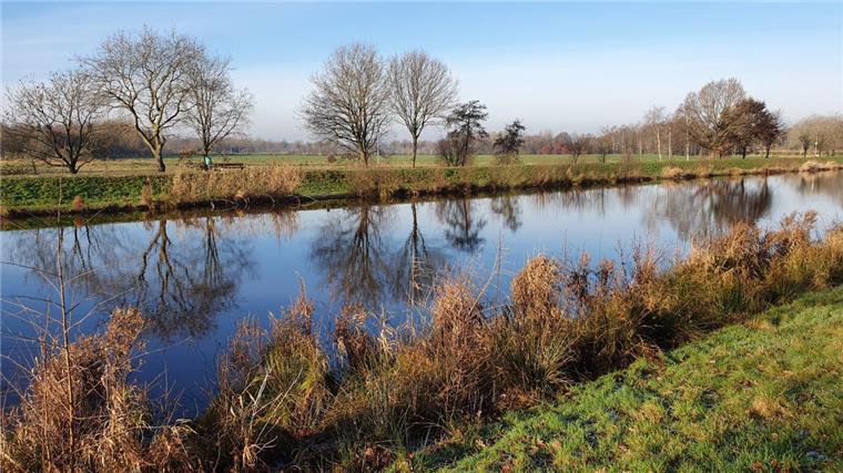 Bad Bederkesa: Kritik am geplanten Energiewerk Auf der Wiese hinter dem Kanaldeich soll ein Energiewerk entstehen. Die geplanten Gebäude werden das derzeit idyllische Landschaftsbild massiv beeinträchtigen.