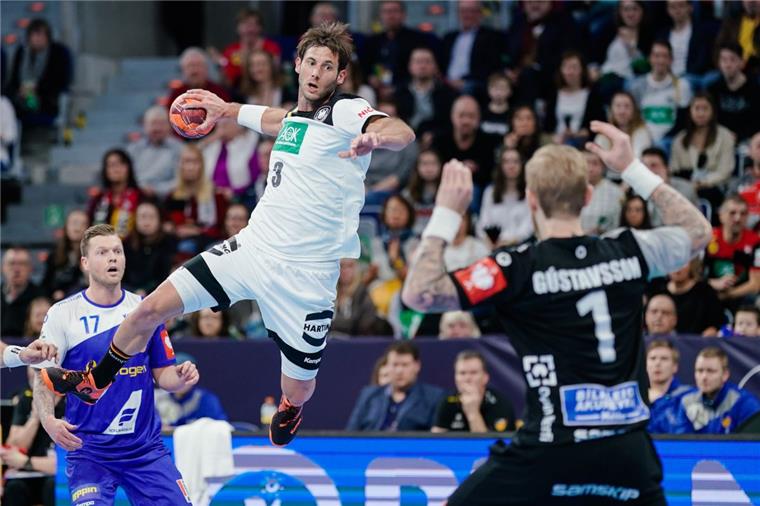 Deutsche Handballer besiegen Island im EM-Test Auf Deutschlands Handball-Kapitän Uwe Gensheimer ist Verlass: Im EM-Test gegen Island wirft er vier Tore.