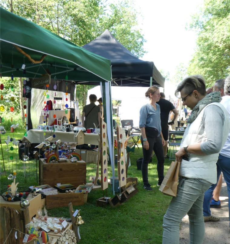 Große Kunstmeile in Sittensen Reichhaltiges Angebot an den Ständen