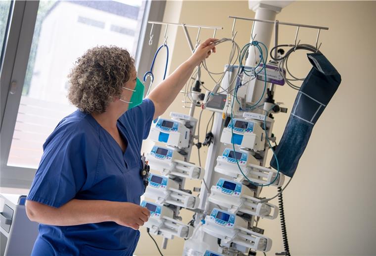 Corona: RKI-Chef warnt vor heftiger vierter Welle Claudia Hortscht, Leiterin der Intensivstation am Klinikum Leer, bereitet ein Intensivbett für einen Coronapatienten vor.