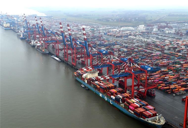 Eurogate-Mitarbeiter sollen mehr und schneller arbeiten Auf die Mitarbeiter der Eurogate-Terminals kommt einiges zu. Die Chefs fordern kürzere Pausen und schnellere Schichtwechsel, um Personal abbauen zu können. Eurogate sei zu teuer, heißt es in einer neuen Videobotschaft.