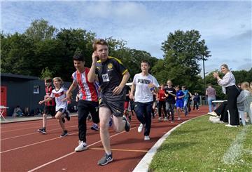 Auf die Plätze, fertig, los: Für den guten Zweck liefen Schülerinnen und Schüler des Gymnasiums Nordenham zahlreiche Runden am Plaatweg-Stadion.