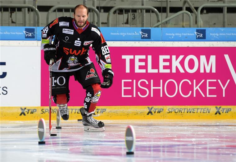 Pinguins setzen beim DEL-Medientag eine erste Duftmarke Auf die Plätze, fertig, los: Jack Combs war schnell im Parcours unterwegs, einen Mordsschuss hat der Stürmer sowieso.