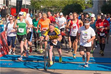 Auf die Plätze, fertig, los: Uwe Fiebig wird die Marathonstrecke erneut mit seinem Fußroller zurücklegen. Er startet mit den Marathonis.
