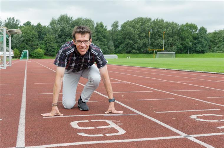 Erster Firmenlauf in Bremerhaven Auf die Plätze, fertig – und in knapp einem Monat geht’s dann los mit dem ersten Bremerhavener Firmenlauf. Organisator Jörg Brunkhorst hat im Nordsee-Stadion sich schon mal in die passende Position dafür gebracht.