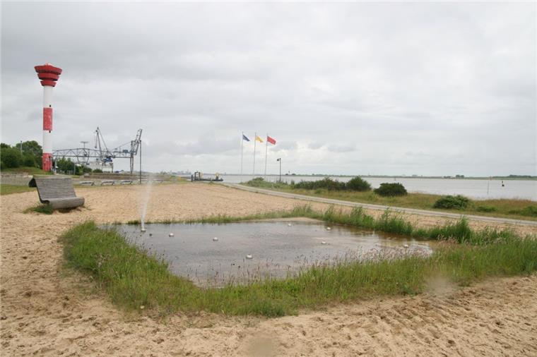 Am Nordenhamer Weserstrand gibt es viele Probleme Auf diesem Archivfoto funktionierten die Düsen noch. Mittlerweile hat die Stadt beide Wasserspiele, die es am Strand gibt, dauerhaft abgeschaltet, weil der Wasserverbrauch zu hoch gewesen ist.