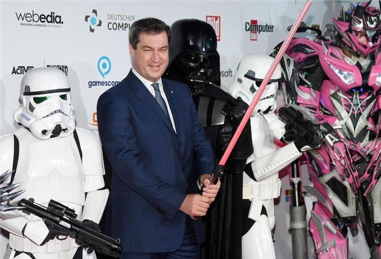 Söder grüßt zum Star-Wars-Tag Auf diesem Foto aus dem Jahr 2018 hält der damals 51-jährige Söder ein Laserschwert. (Archivbild)