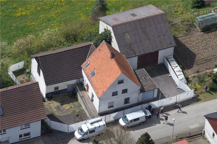 Höxter: Opfer spricht über monatelange Misshandlungen Auf diesem Gehöft soll ein Paar aus Höxter in Ostwestfalen mehrere Frauen auf grausam misshandelt haben - mindestens zwei Opfer starben.