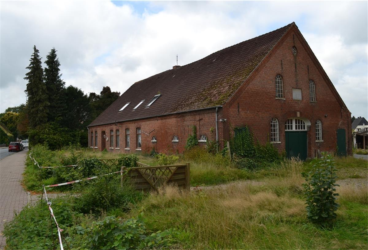 Altes Haus auf einem Grundstück.Auf diesem Grundstück am Hagener Amtsdamm 55 wollte Aldi bauen. Doch Hagens Gemeinderat stimmte mit knapper Mehrheit dagegen. Jetzt soll das Thema erneut diskutiert werden.