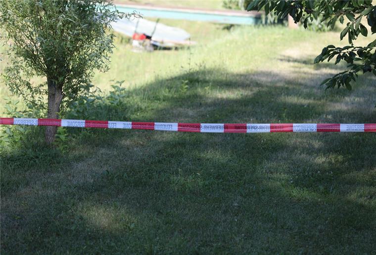Mann fällt beim Rasenmähen in Loch und stirbt Ein Grundstück ist mit einem Band der Feuerwehr abgesperrt.