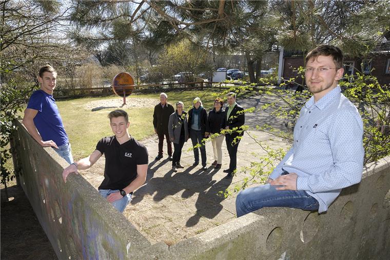 Sportlich im Frühling: Street-Workout für junge Leherheider Auf diesem Platz wollen sie die erste Bremerhavener Street-Workout-Anlage installieren (oben von links): Christian Stecking (18), Christoph Koellner (18) und Konstantin Stein (32) und die ehrenamtlichen und politischen Unterstützer.