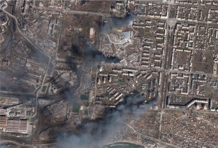 Ein Satellitenbild zeigt mehrere zerstörte Gebäude.