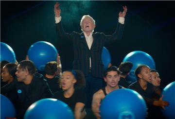Auf diesem vom Department of Health and Social Care (DHSC) herausgegebenen Standbild singt Schauspieler Derek Jacobi in einem Video des britischen National Health Service und wirbt für die Corona-Impfung.