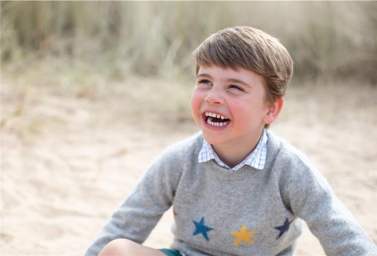Fotos zum vierten Geburtstag: Prinz Louis lachend am Strand Auf diesem vom Kensington Palast zur Verfügung gestellten Bild ist Prinz Louis, Sohn von Prinz William und Herzogin Kate, vor seinem vierten Geburtstag am Samstag, den 23. April 2022, zu sehen. Das Foto wurde Anfang des Monats in Norfolk von seiner Mutter, der Herzogin von Cambridge, aufgenommen.