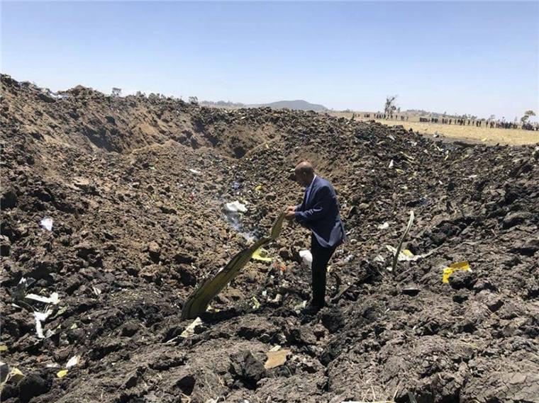 Mehr als 150 Tote bei Flugzeugabsturz in Äthiopien Auf diesem von der Ethiopian Airlines Facebookseite zur Verfügung gestellten Bild ist Tewolde Gebremariam, Vorstandsvorsitzender von Ethiopian Airlines, am Absturzort zu sehen.