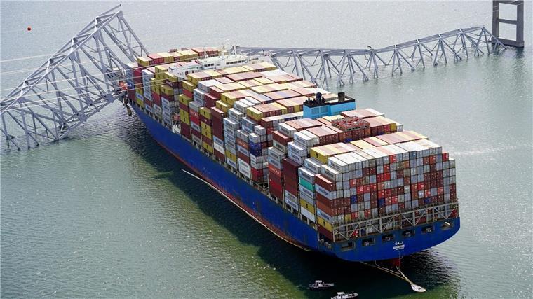 Auf diesem von der Maryland National Guard veröffentlichten Luftbild steckt das Containerschiff „Dali“ unter einem Teil der Francis Scott Key Bridge fest.