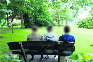 Auf dieser Bank im Gertrudenpark wollten die Jugendlichen auf dem Heimweg noch ein paar Videos anschauen, als sie von älteren Jugendlichen angegriffen wurden, die von hinten durchs Gebüsch gekommen waren.