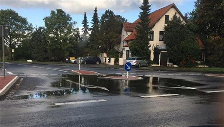Auf dieser frisch sanierten Kreuzung im südlichen Bremerhaven staut sich das Wasser.
