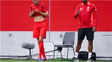 Auf Distanz zueinander: Leon Goretzka (l) und Trainer Vincent Kompany.