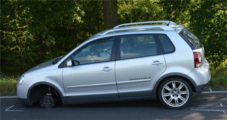 Rotenburg: Auto verliert Rad während der Fahrt Auf drei Rädern kam das Auto einer 34-Jährigen aus Scheeßel am Montagnachmittag auf der Bundesstraße 75 bei Rotenburg zum Stehen. Das vierte Rad rollte in den Gegenverkehr.