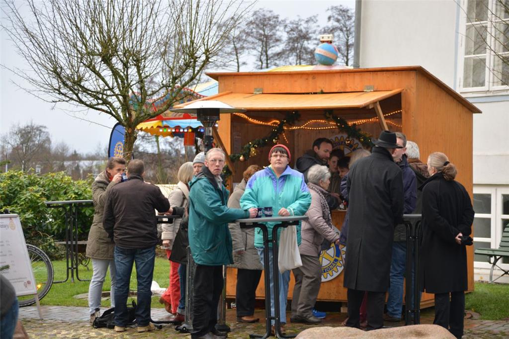 Auf ein Glühwein auf den Weihnachtsmarkt: Im Beerster Amtsgarten trafen sich die...