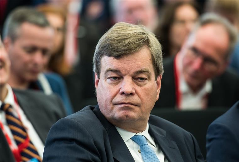 Enak Ferlemann macht weiter Auf ein Neues: Enak Ferlemann (CDU), Verkehrsstaatssekretär und Bahnbeauftragter, setzt auf das nächste Ticket nach Berlin.