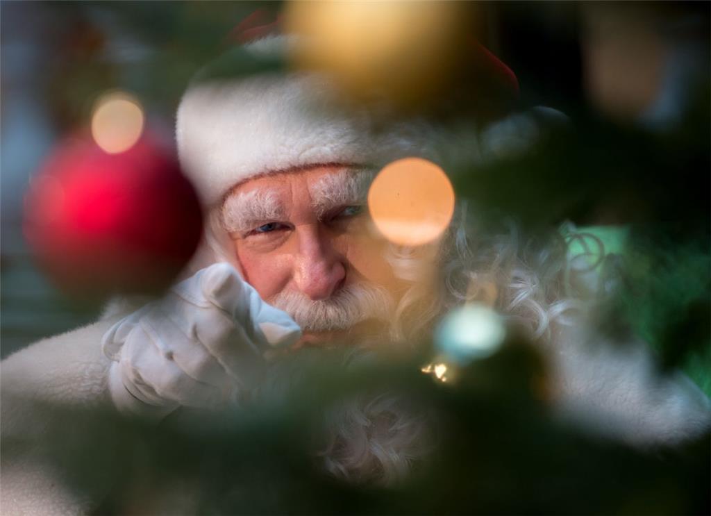 Auf ein Treffen mit dem Weihnachtsmann: Er ist bestimmt auf vielen Weihnachtsmär...