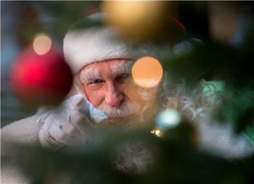 Auf ein Treffen mit dem Weihnachtsmann: Er ist bestimmt auf vielen Weihnachtsmär...