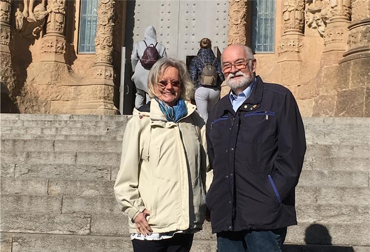Rechtsanwalt aus Loxstedt schreibt über „Beschiss“ Auf eine Welt-Kreuzfahrt fand Dr. Axel Schultze-Petzold aus Loxstedt, hier mit seiner Frau vor der Sagrada Família in Barcelona, endlich Zeit, seine Autobiografie zu schreiben.