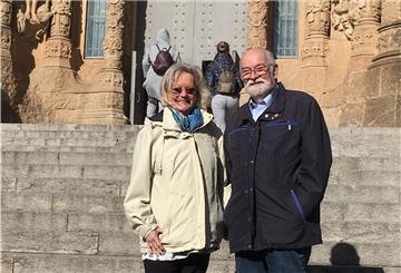 Auf eine Welt-Kreuzfahrt fand Dr. Axel Schultze-Petzold aus Loxstedt, hier mit seiner Frau vor der Sagrada Família in Barcelona, endlich Zeit, seine Autobiografie zu schreiben.