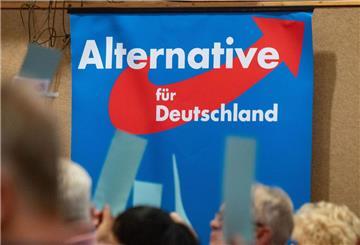 Auf einem AfD-Parteitag hängt ein Plakat mit dem Schriftzug „Alternative für Deutschland“. 