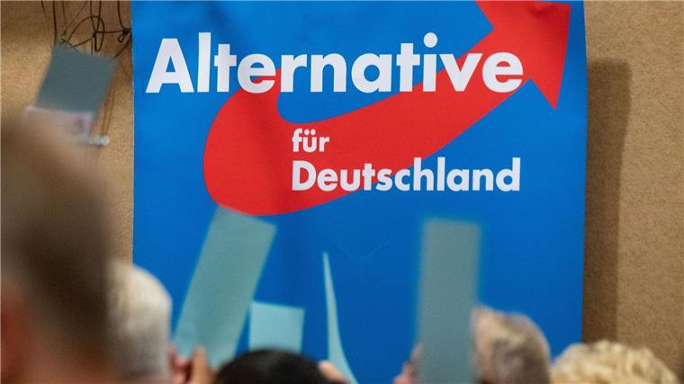 SPD und CDU weisen AfD-Annäherung zurück Auf einem AfD-Parteitag hängt ein Plakat mit dem Schriftzug „Alternative für Deutschland“.