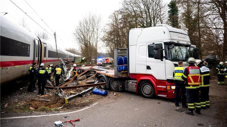 Auf einem Bahnübergang raste ein ICE am 11. Februar in einen Sattelzug - ein Fahrgast starb bei dem Unfall, weitere 25 Menschen wurden verletzt. (Archivbild)