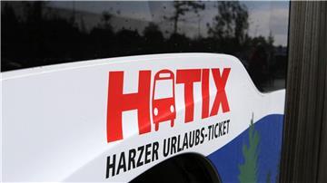 Auf einem Bus steht Werbung für das Urlaubs-Ticket Hatix.