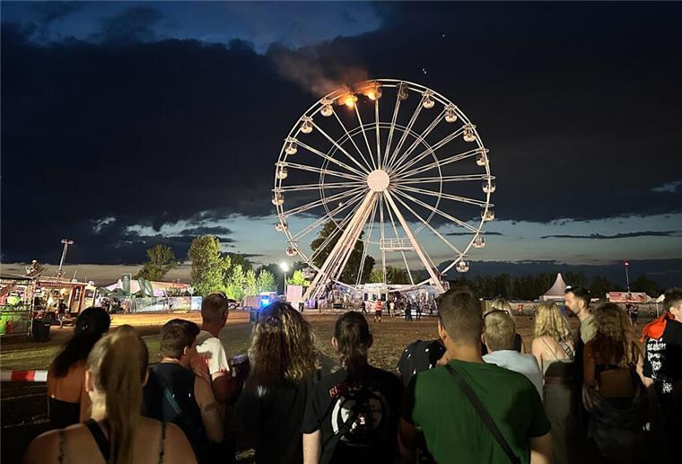 Was für ein Alptraum! Riesenrad fängt während eines Festivals Feuer Auf einem Festival bei Leipzig ist ein Riesenrad in Brand geraten. Bremer Betreiber ist entsetzt.