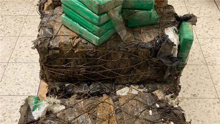 153 Kilo Kokain auf Frachtschiff aus Kolumbien entdeckt Auf einem Frachtschiff entdeckten die Ermittler die Kokainpäckchen in mit Fischernetzen umwickelten Paketen.