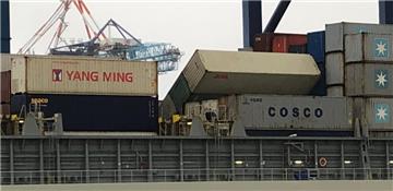 Auf einem Frachtschiff sind bei Bremerhaven Container umgekippt.