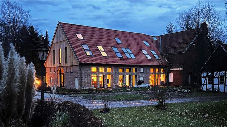 Nachhaltigkeit am Tag der Architektur Auf einem Gelände ist ein ehemaliger Bullenstall zu einem Wohnhaus umgebaut worden.