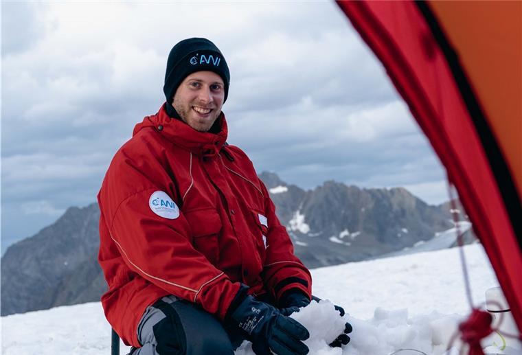 Auf einem Gletscher in den österreichischen Alpen hat sich Michael Trautmann für sein Abenteuer in der Antarktis vorbereiten lassen.